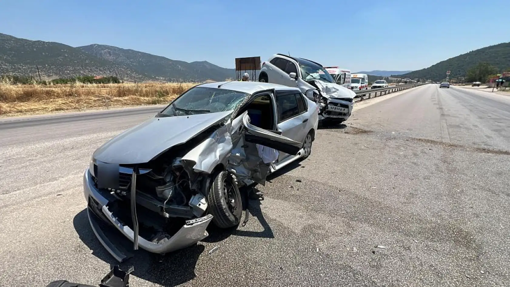 Burdur-Antalya Karayolu'nda iki otomobil çarpıştı: 2'si çocuk 5 yaralı