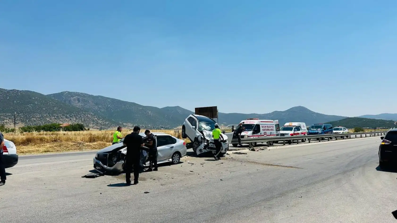 Burdur-Antalya Karayolu'nda iki otomobil çarpıştı: 2'si çocuk 5 yaralı
