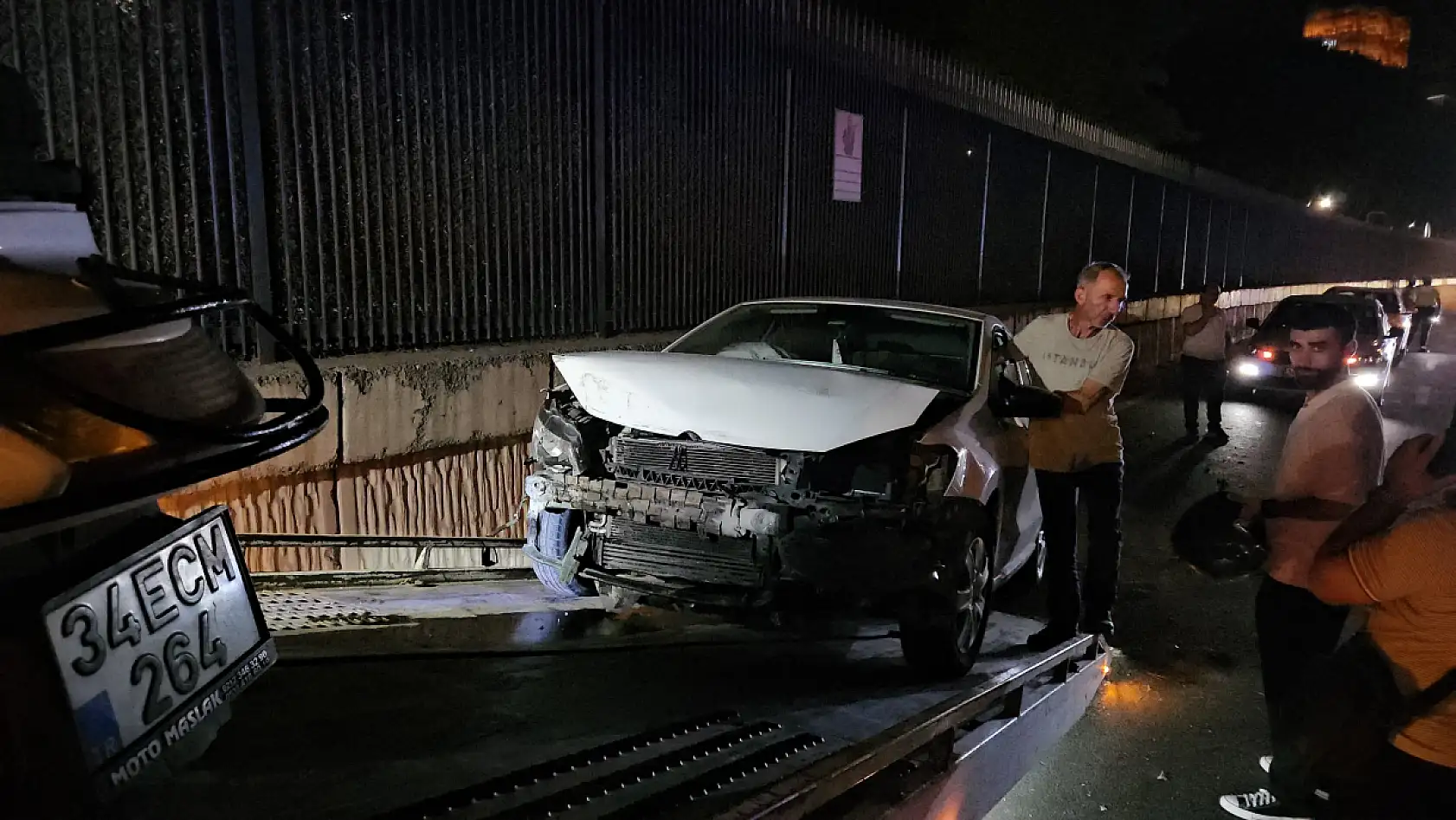 Trafikte makas atarak ilerledi, zincirleme kazaya sebep oldu: 1'i ağır 2 yaralı