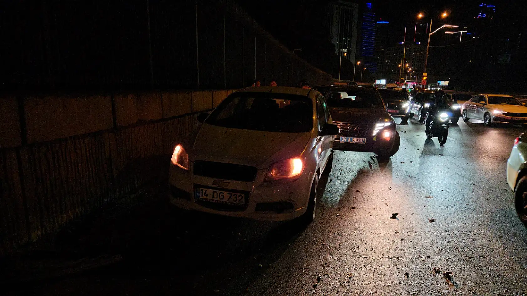 Trafikte makas atarak ilerledi, zincirleme kazaya sebep oldu: 1'i ağır 2 yaralı