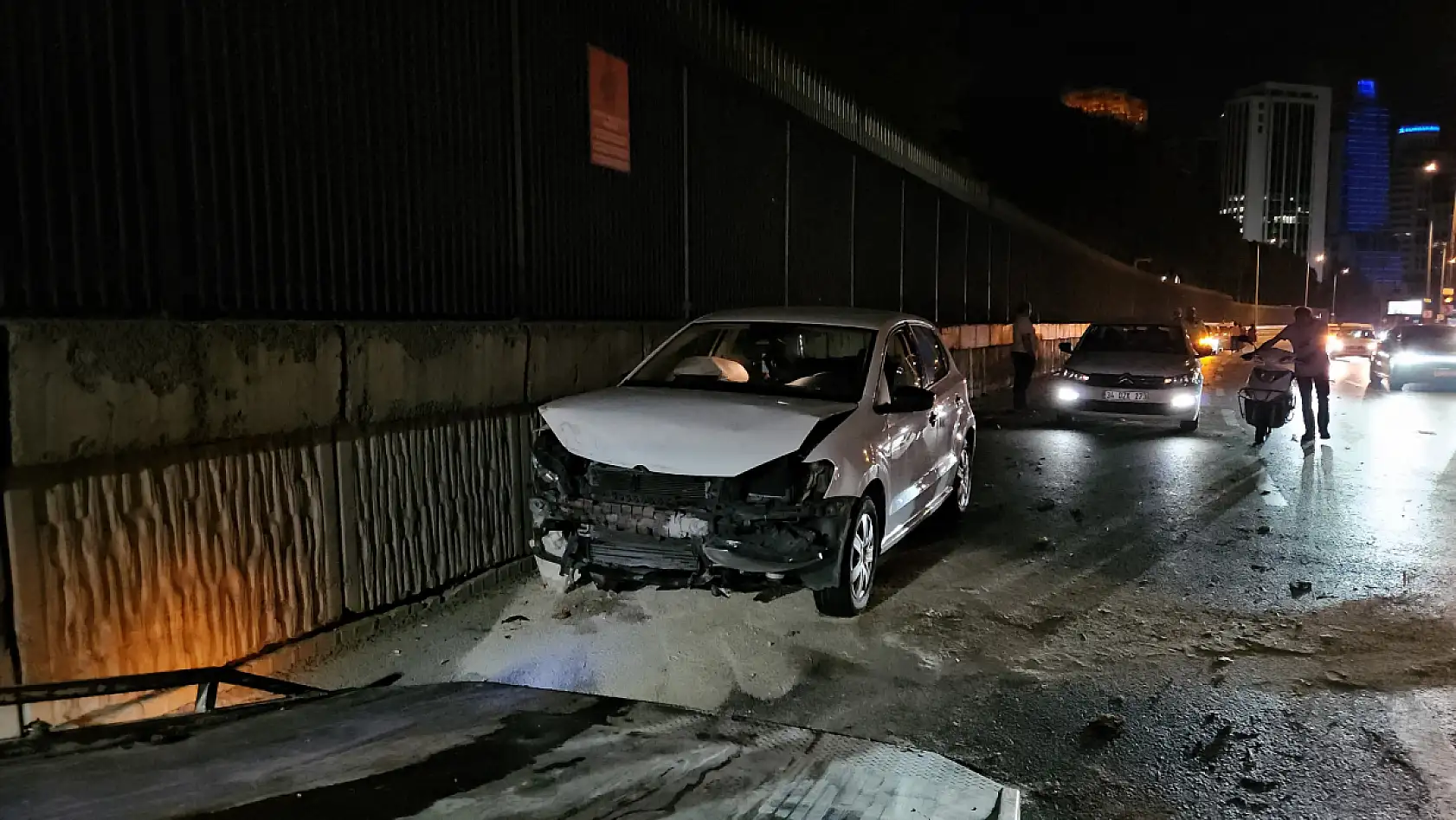 Trafikte makas atarak ilerledi, zincirleme kazaya sebep oldu: 1'i ağır 2 yaralı