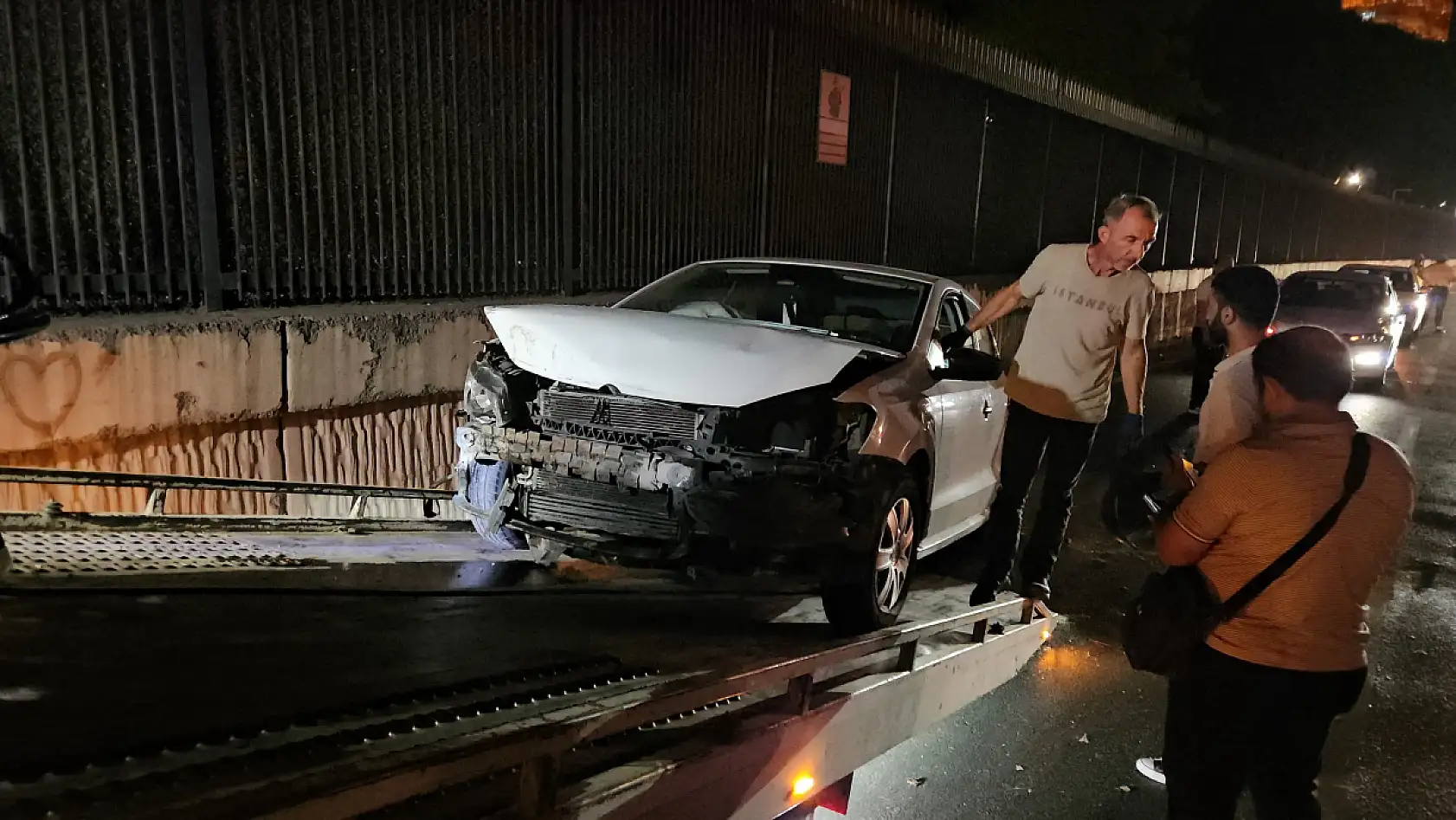 Trafikte makas atarak ilerledi, zincirleme kazaya sebep oldu: 1'i ağır 2 yaralı