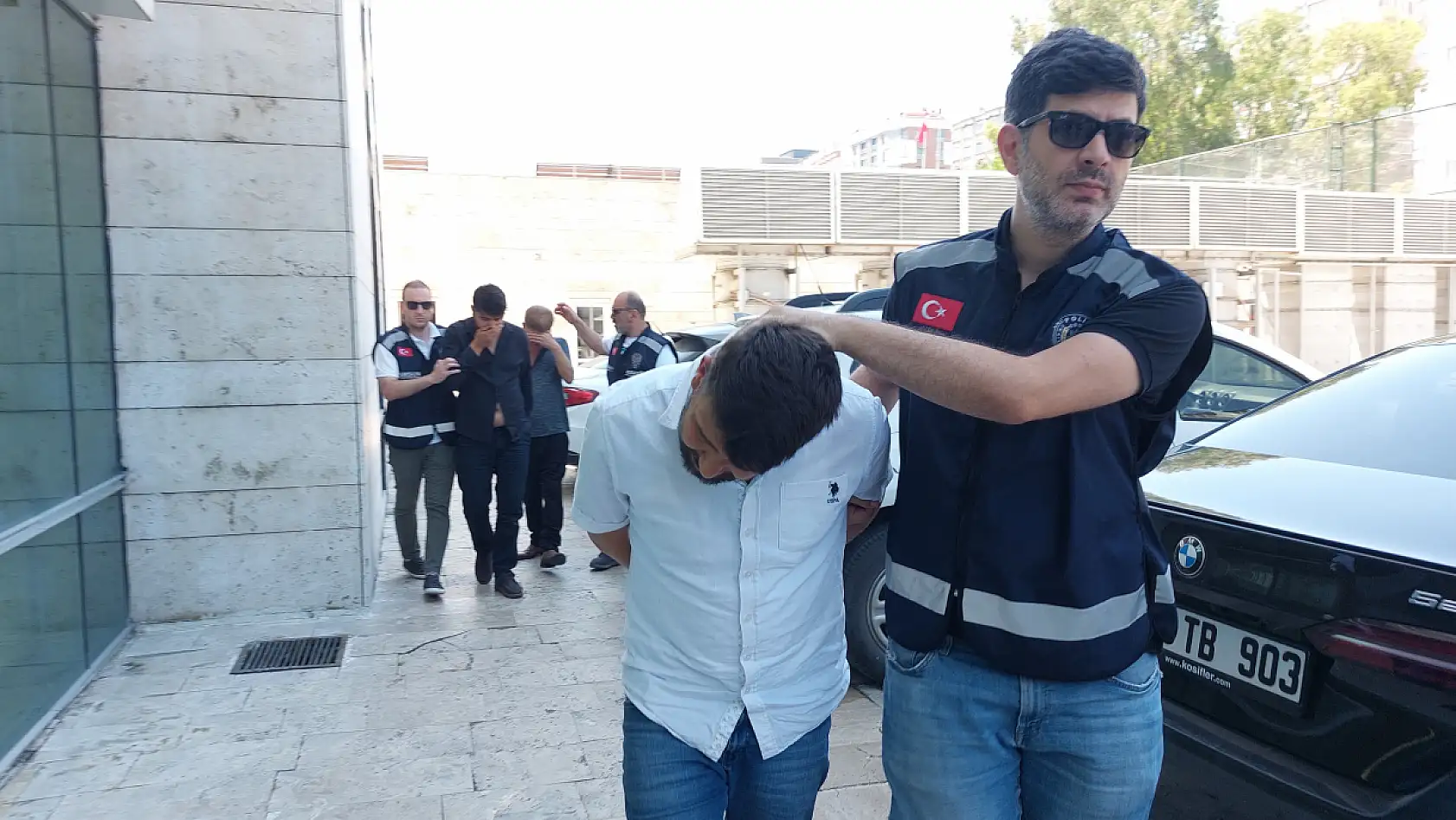 Kavga sırasında üzerinden araçla geçtiği akrabasını öldürdü, 'Bilerek yapmadım, önüme çıktı' diye ağladı