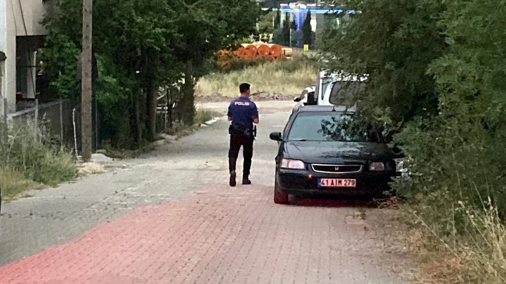 Üvey oğlunu göğsünden bıçakladı