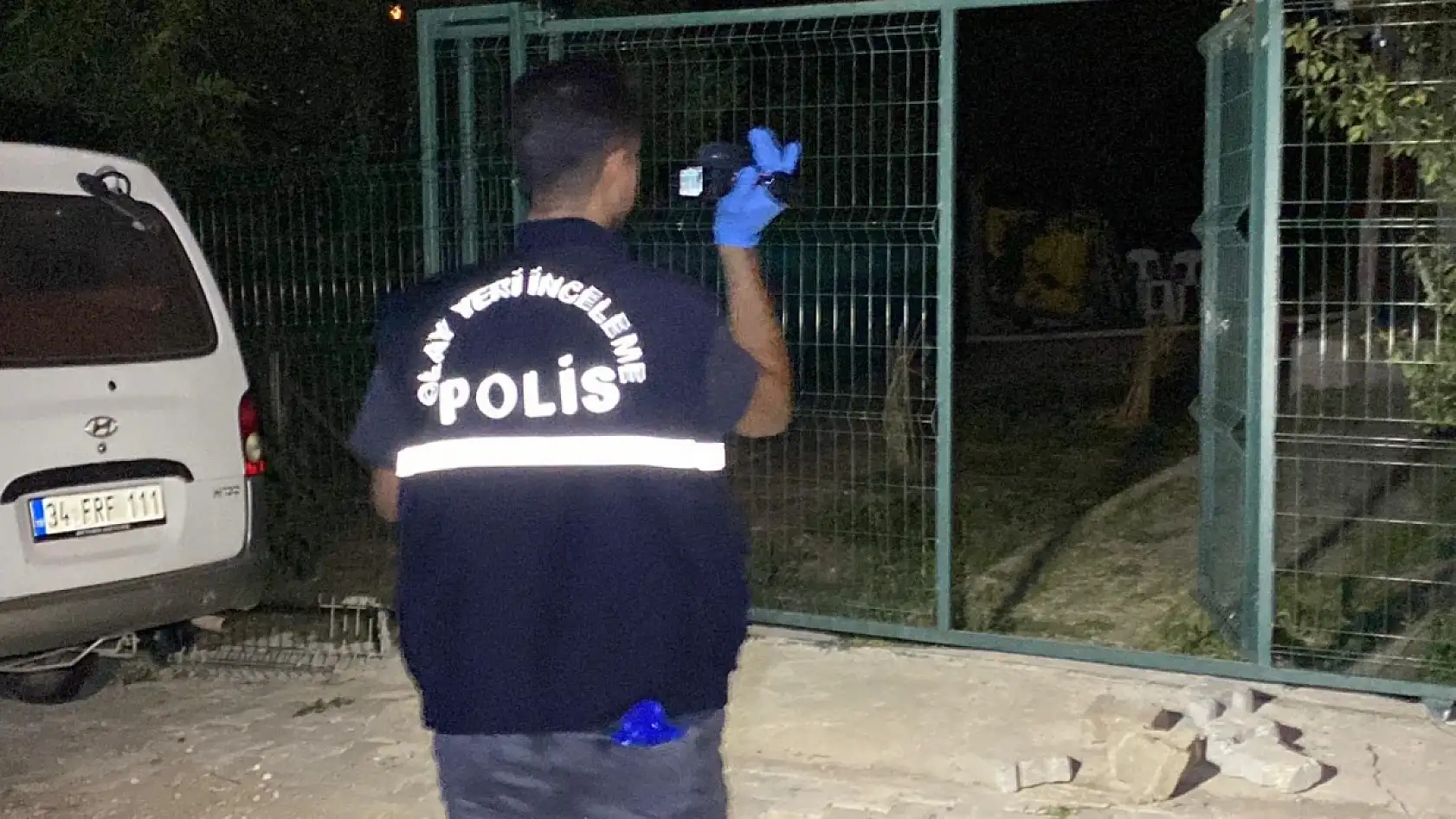 Üvey oğlunu göğsünden bıçakladı