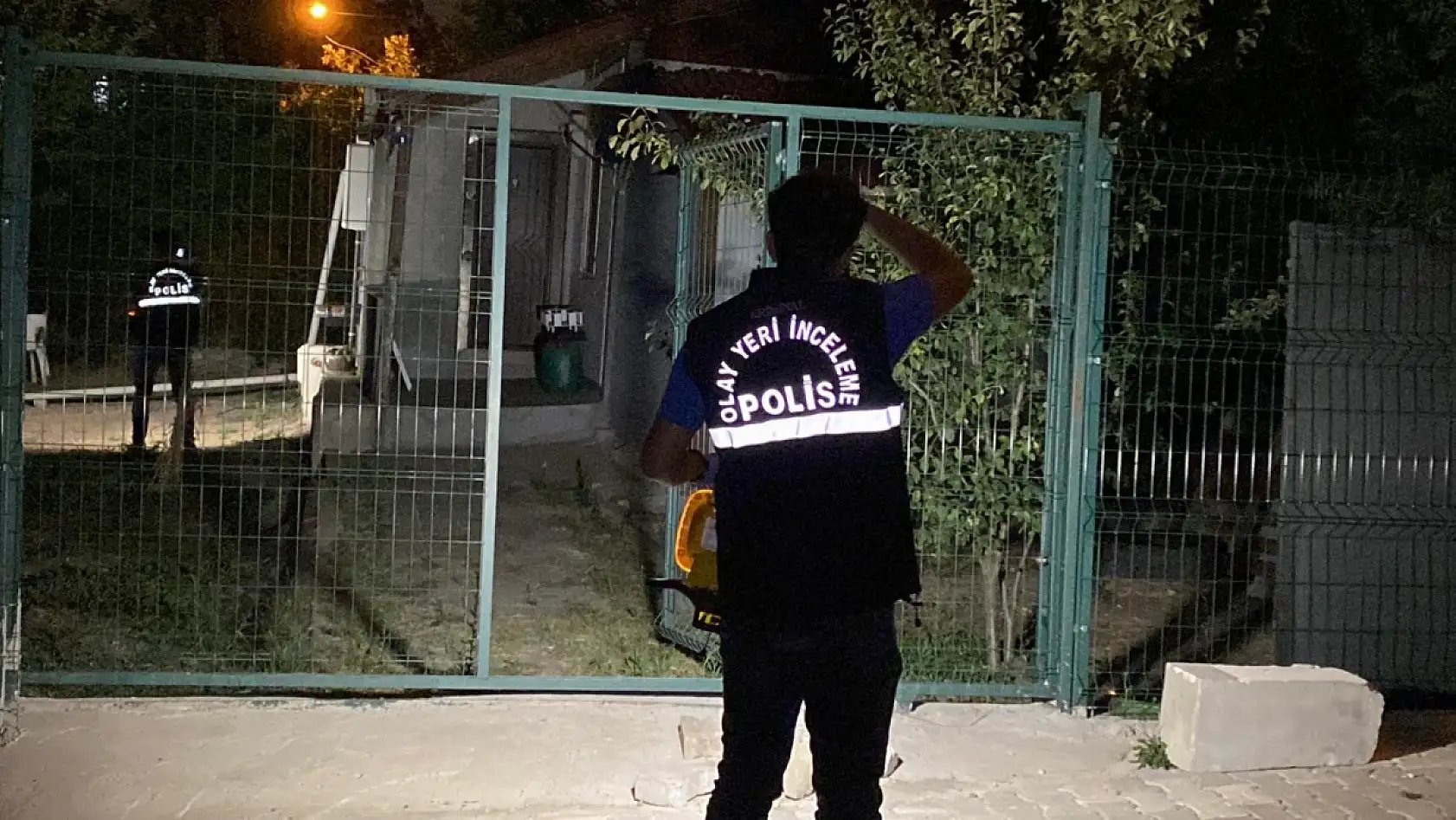 Üvey oğlunu göğsünden bıçakladı