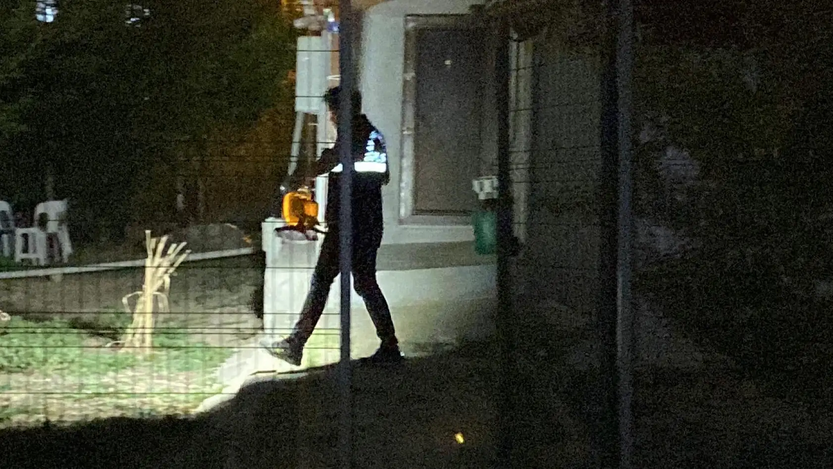 Üvey oğlunu göğsünden bıçakladı