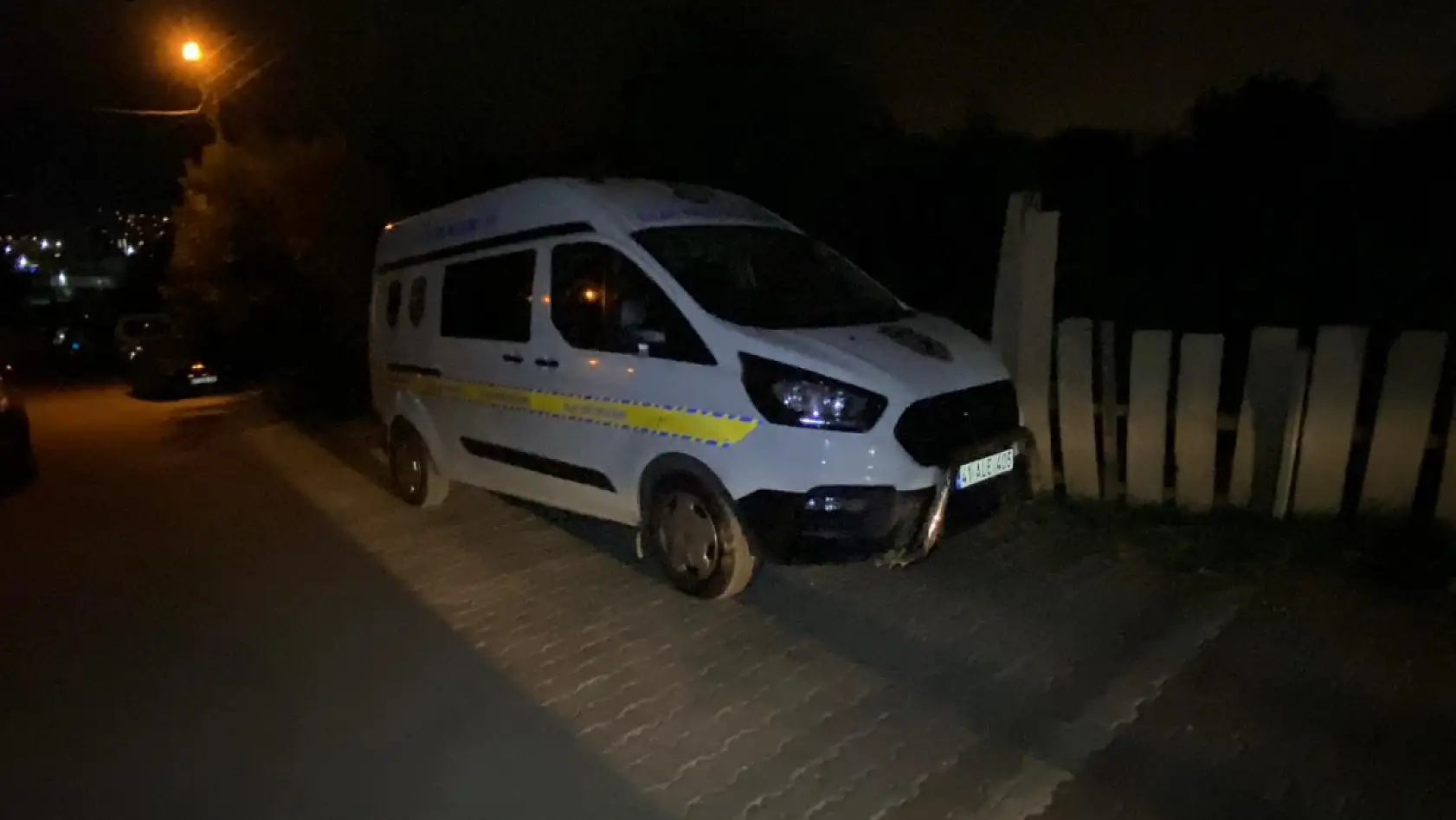 Üvey oğlunu göğsünden bıçakladı