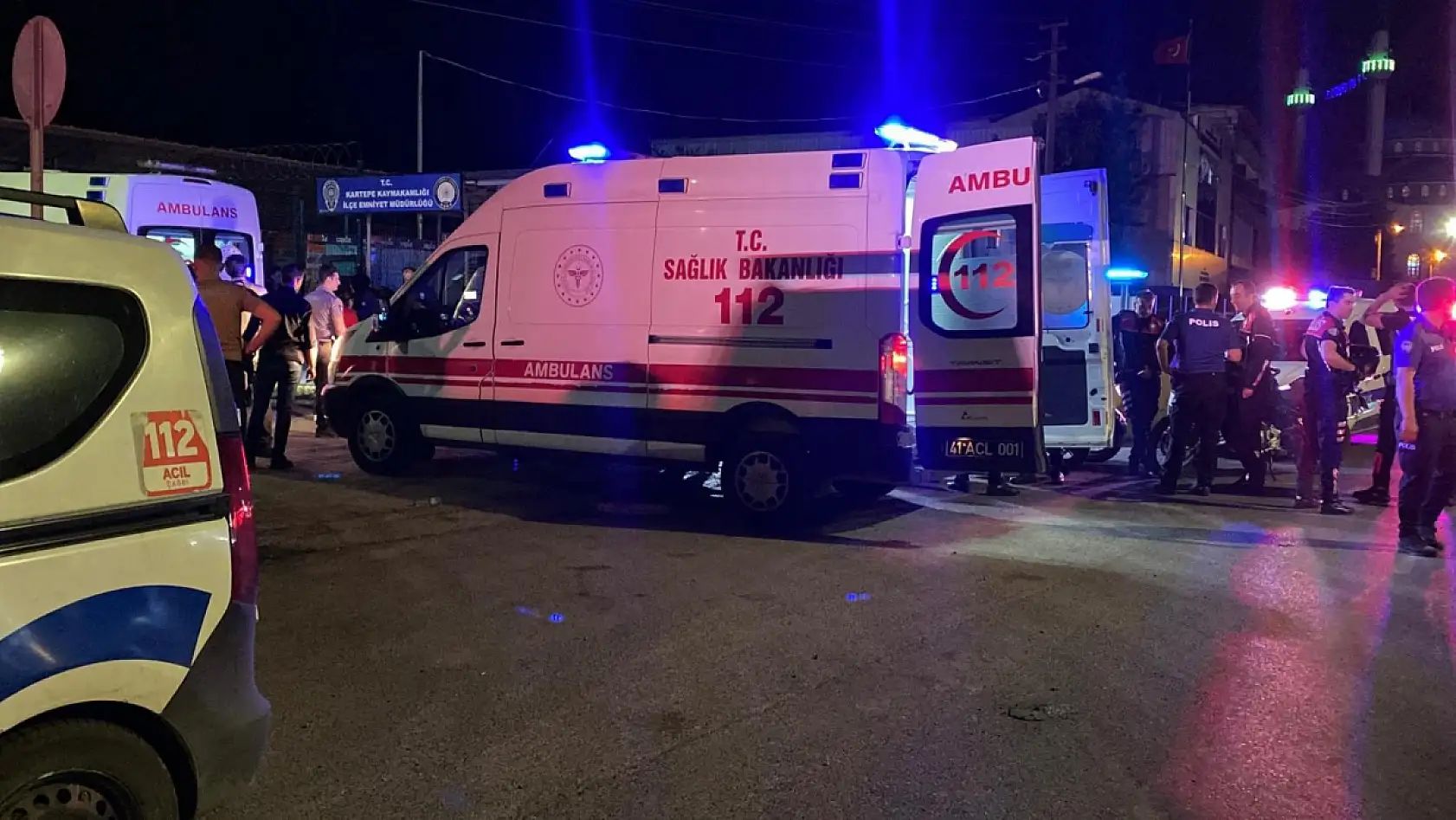 İlçe Emniyet Müdürlüğü önünde silahlı kavga: 2 yaralı