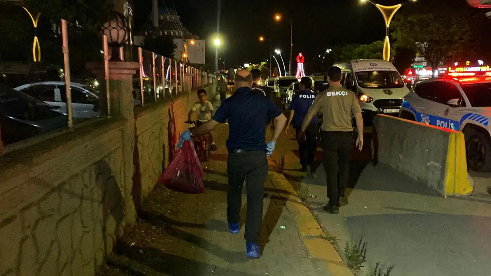 İlçe Emniyet Müdürlüğü önünde silahlı kavga: 2 yaralı