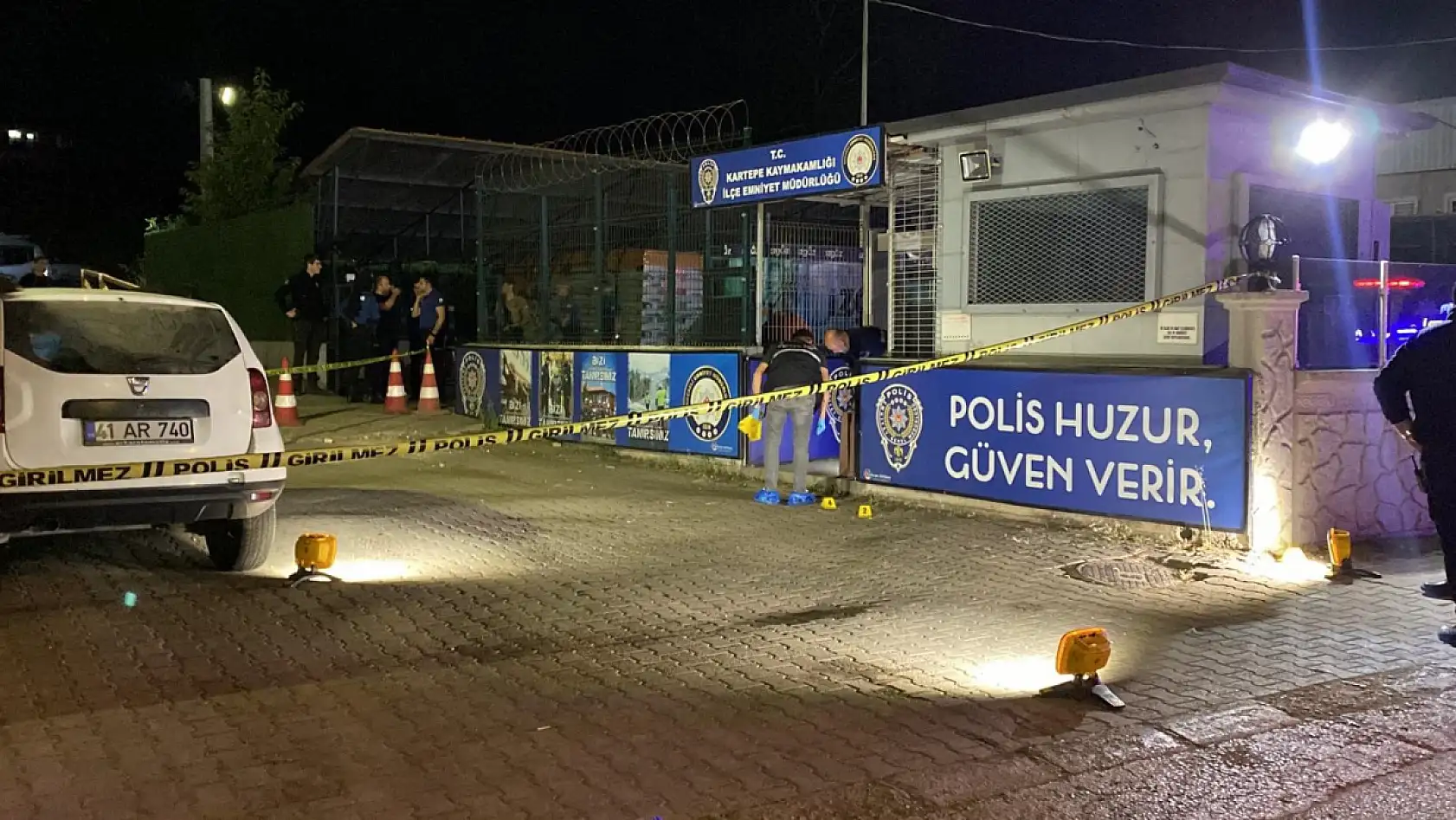 İlçe Emniyet Müdürlüğü önünde silahlı kavga: 2 yaralı