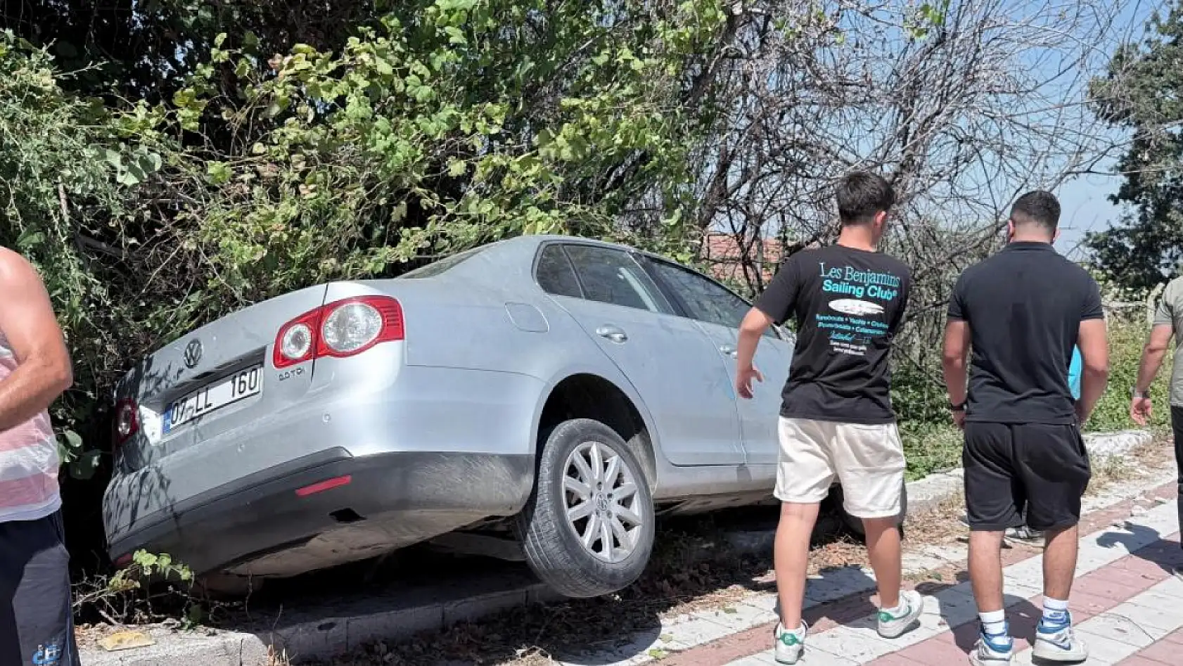 Kaldırıma çıkıp asılı kalan otomobildekiler kazayı burnu bile kanamadan atlattı