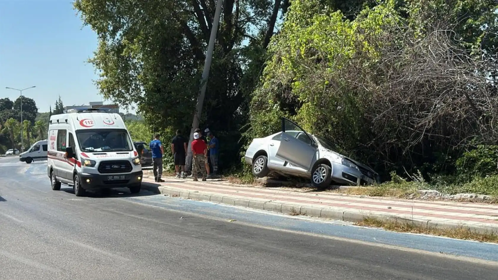 Kaldırıma çıkıp asılı kalan otomobildekiler kazayı burnu bile kanamadan atlattı