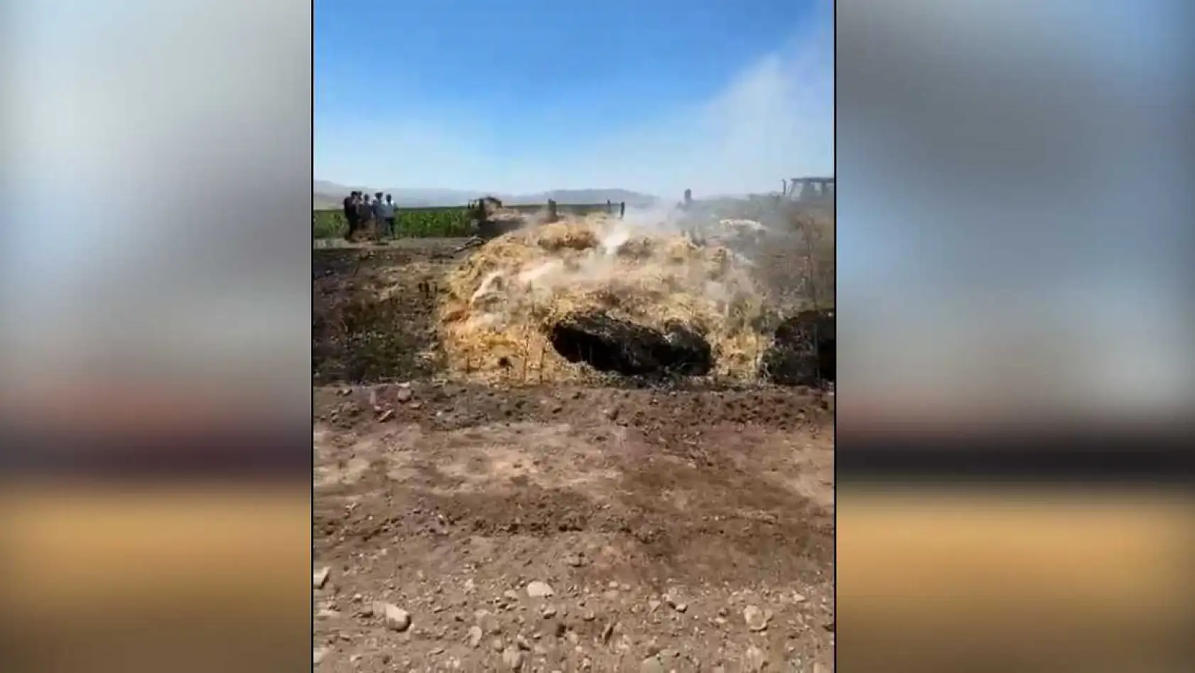 Traktörün kepçesinin elektrik tellerine temas etmesi ile çıkan yangında 50 dönüm arazi yandı