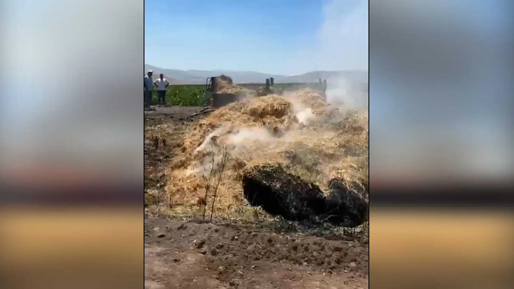 Traktörün kepçesinin elektrik tellerine temas etmesi ile çıkan yangında 50 dönüm arazi yandı