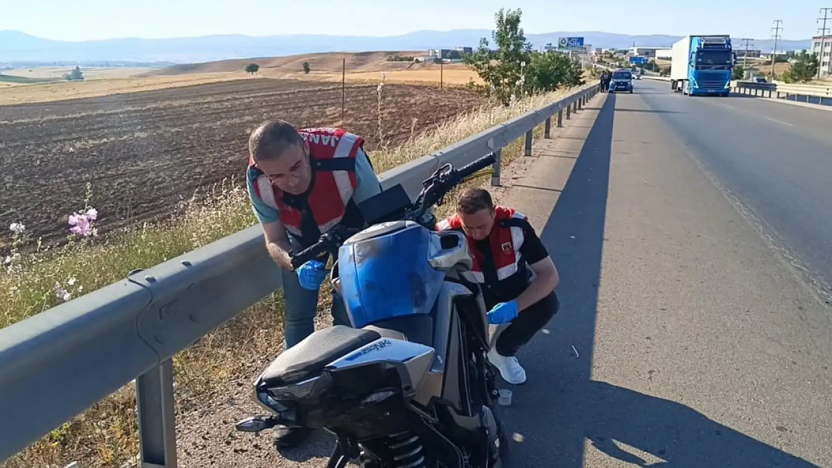 Bariyerlere çarpıp 30 metre sürüklenen motosikletin sürücüsü yaşamını yitirdi