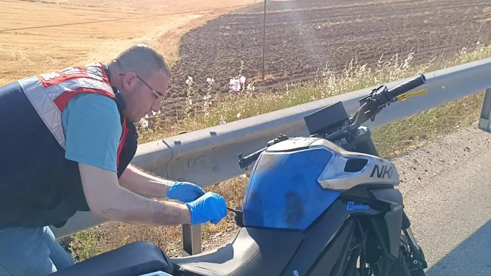 Bariyerlere çarpıp 30 metre sürüklenen motosikletin sürücüsü yaşamını yitirdi