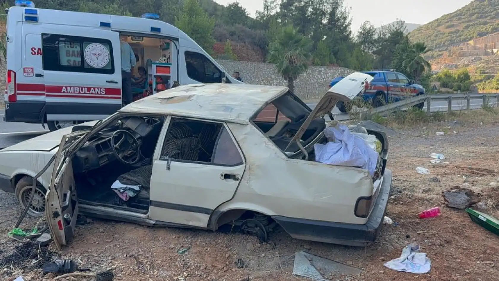 Savrulan Tofaş araç takla attı: 2'si çocuk 5 yaralı