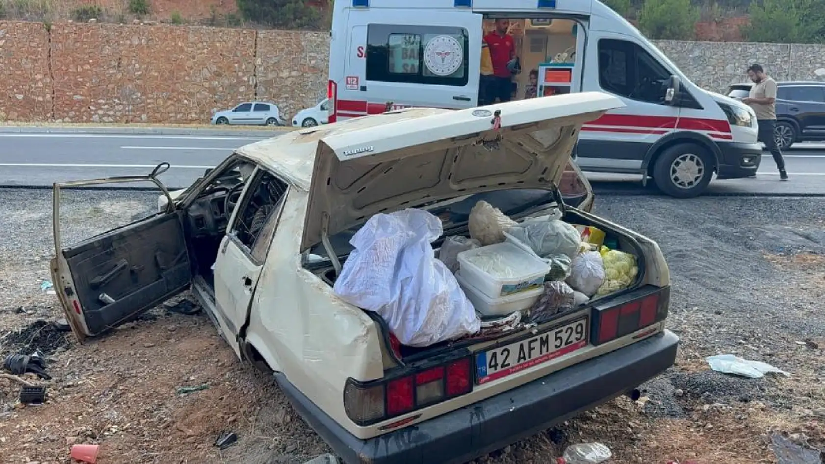 Savrulan Tofaş araç takla attı: 2'si çocuk 5 yaralı