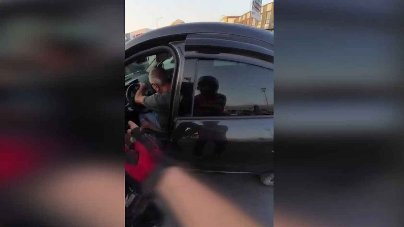 Bir anda kavşağın ortasında durdu, kimse ne olduğunu anlayamadı