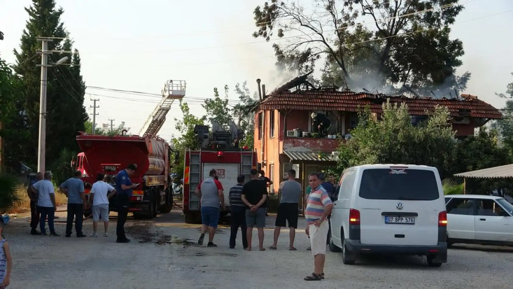 Dumanları fark edince 2 torununu da alarak çıktı, evinin üst katı küle döndü