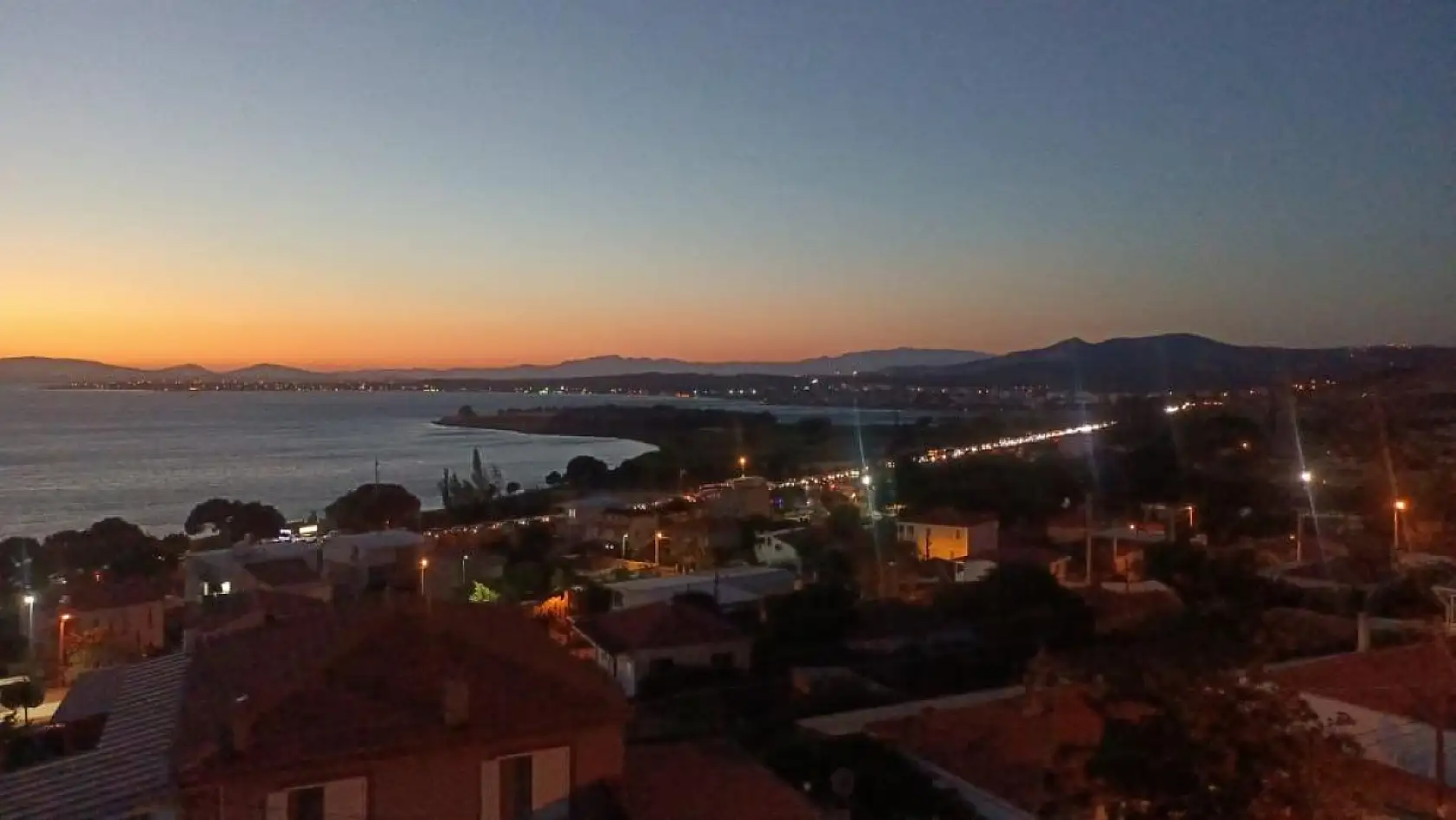 Aliağa'daki yangın Çanakkale-İzmir yoluna ulaştı, sürücüler zor anlar yaşadı