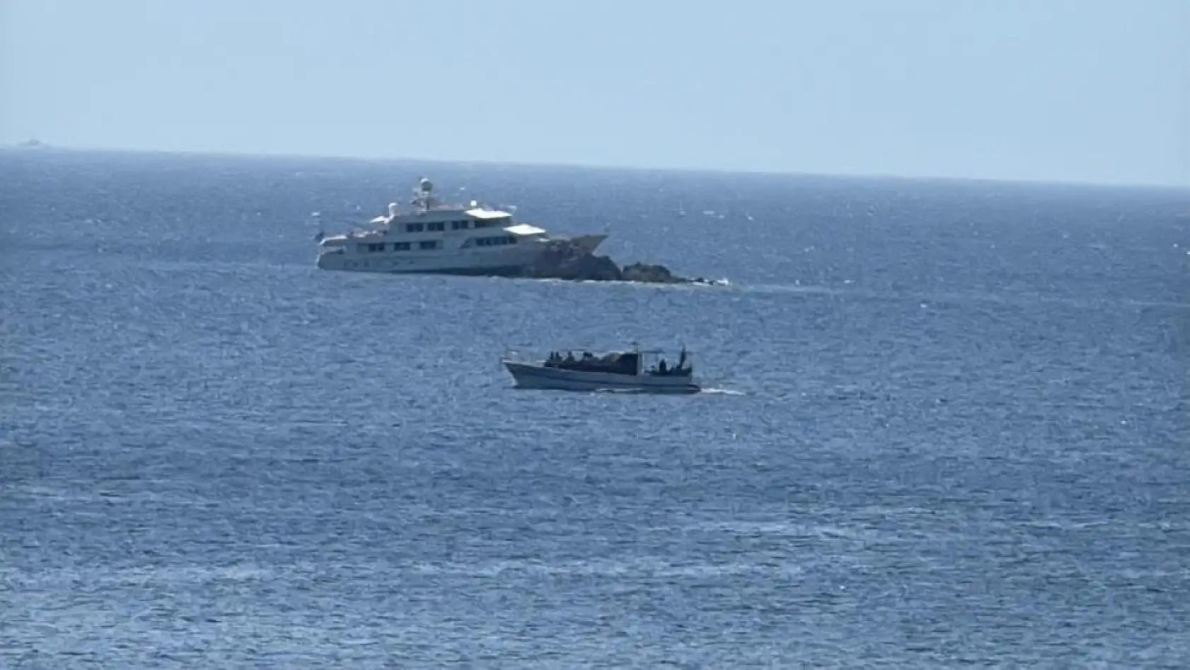 Bodrum'da lüks motoryat gece kayalıklara çarptı: 7 kişi kurtarıldı