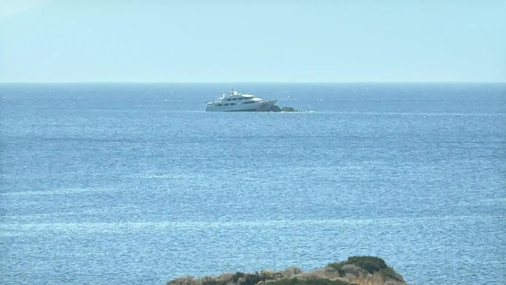 Bodrum'da lüks motoryat gece kayalıklara çarptı: 7 kişi kurtarıldı