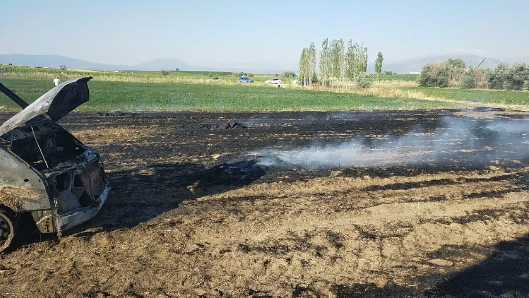 Sahibinden habersiz alınan saman balyaları kamyonet ile birlikte yandı