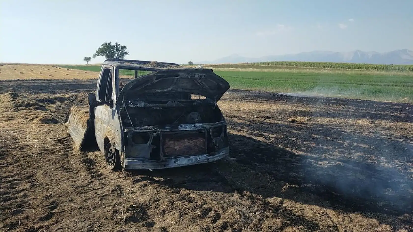 Sahibinden habersiz alınan saman balyaları kamyonet ile birlikte yandı