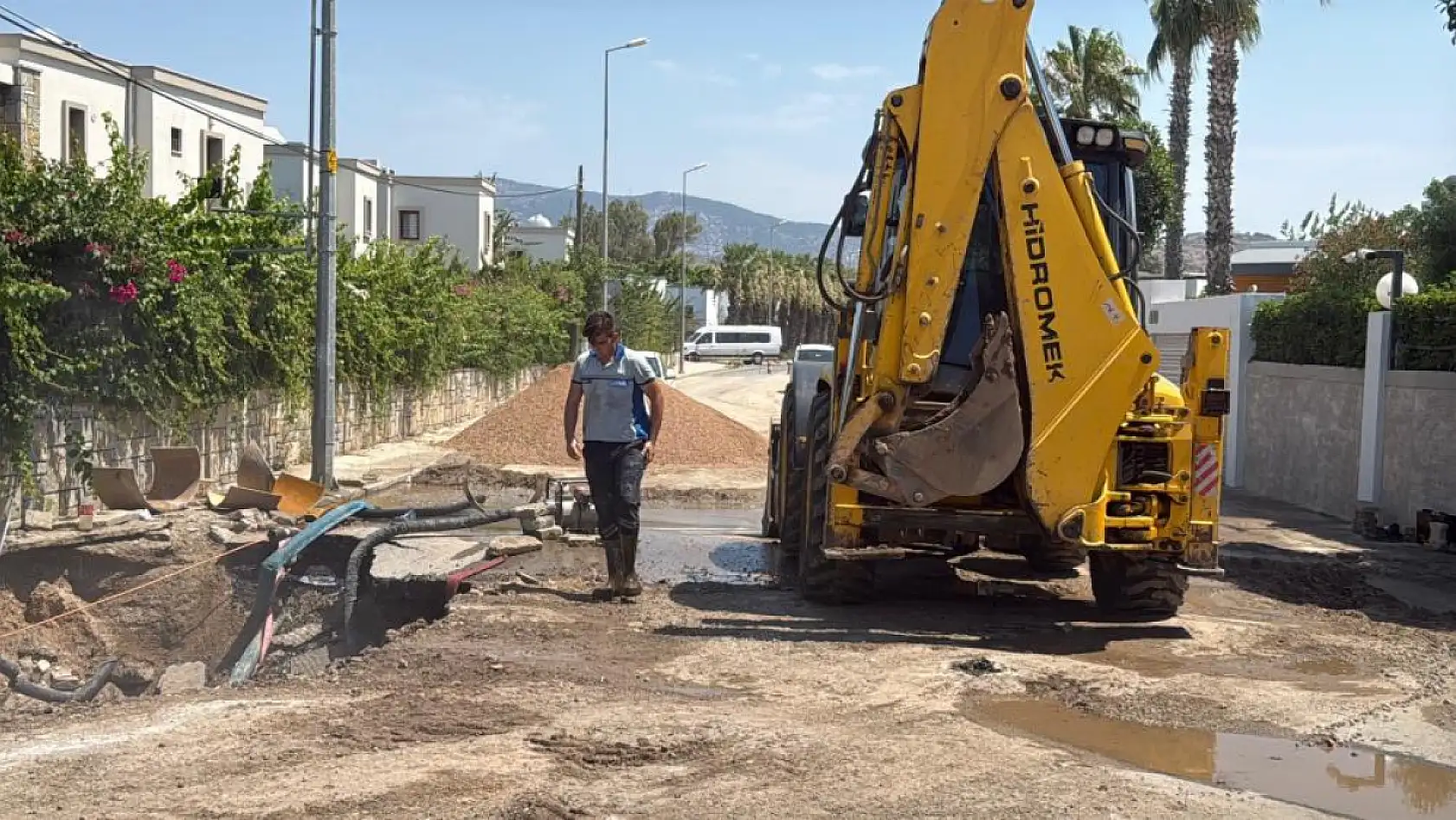 Bodrum'da su isale hattı patladı, yol trafiğe kapandı