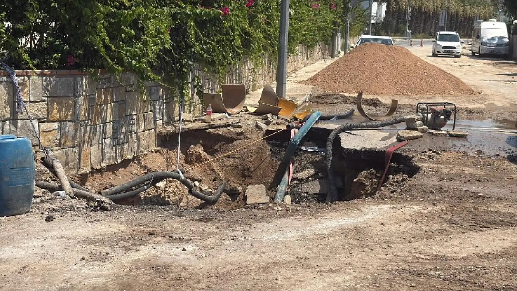 Bodrum'da su isale hattı patladı, yol trafiğe kapandı