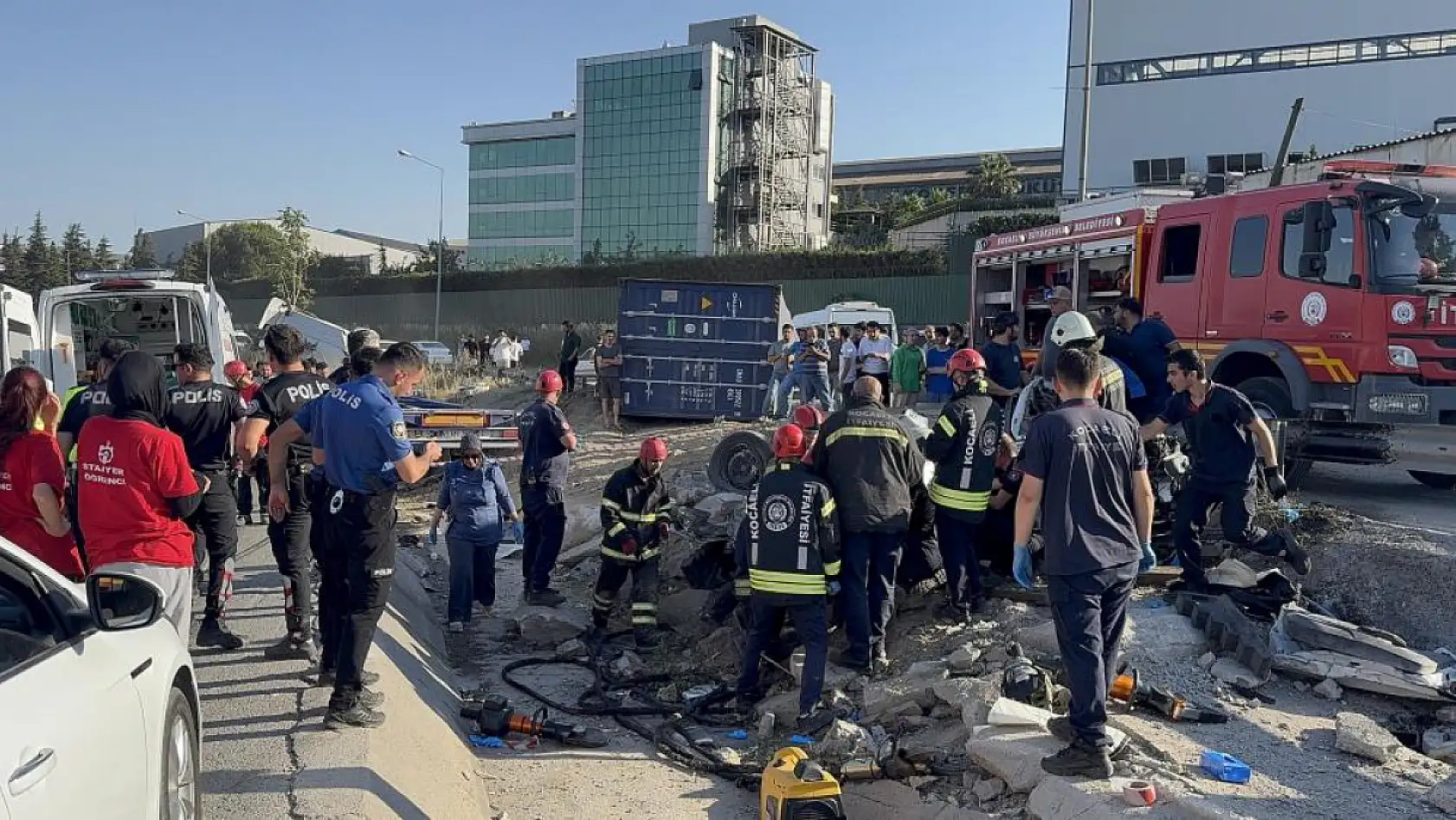 Tır ve Otomobiller Çarpıştı: 5 Kişi Hayatını Kaybetti