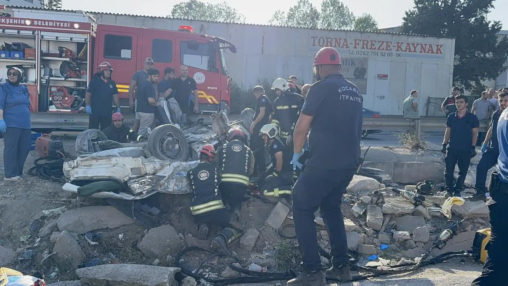 Tır ve Otomobiller Çarpıştı: 5 Kişi Hayatını Kaybetti