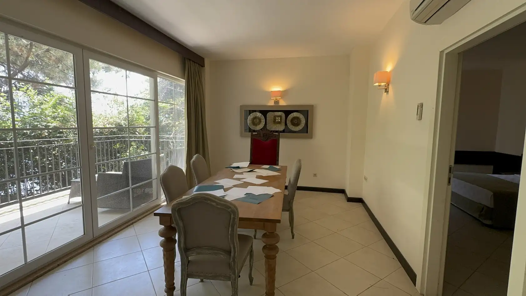 Cumhurbaşkanı Erdoğan'ın kaldığı otelde 15 Temmuz'un izleri ilk günkü gibi duruyor