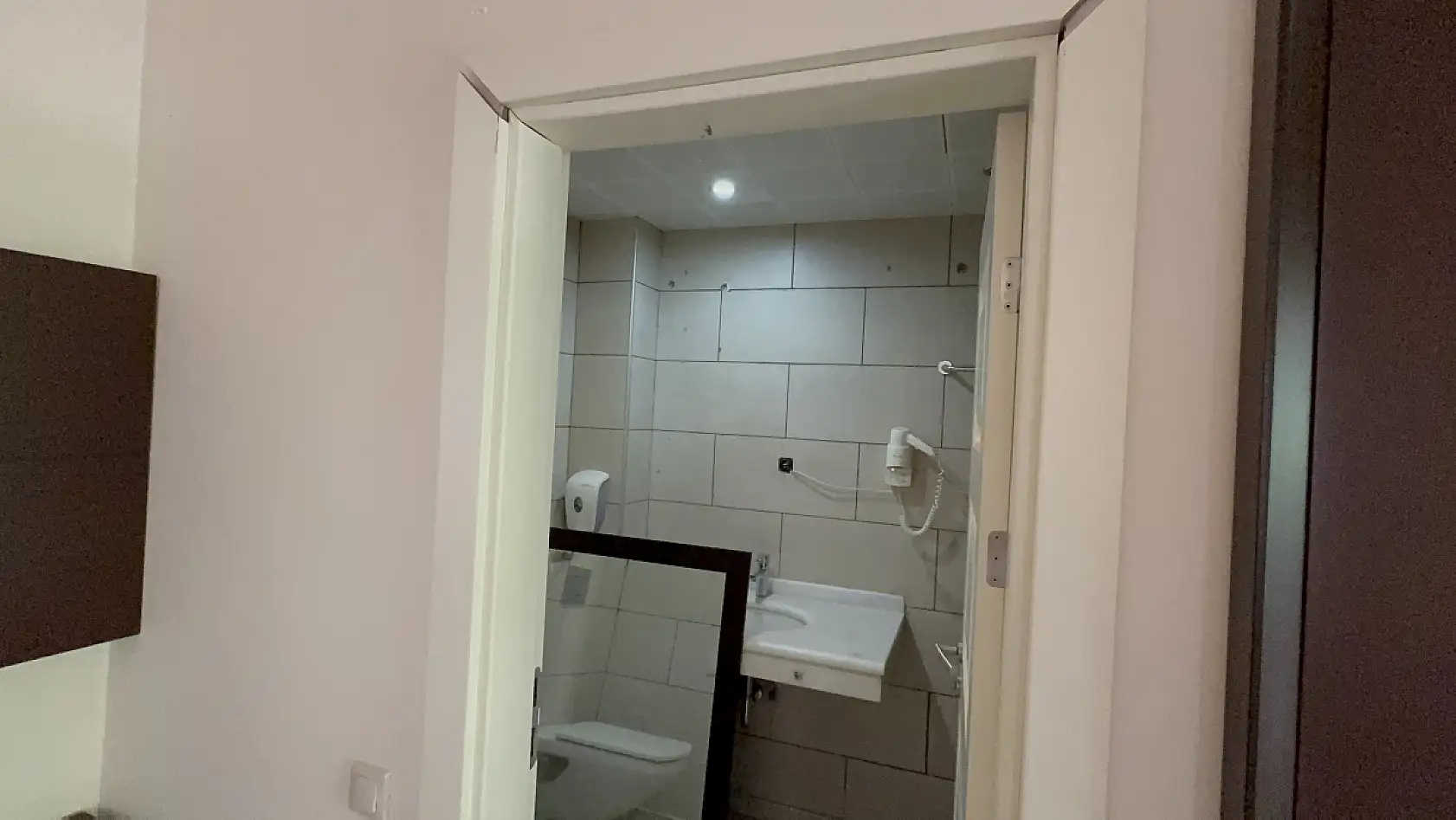 Cumhurbaşkanı Erdoğan'ın kaldığı otelde 15 Temmuz'un izleri ilk günkü gibi duruyor