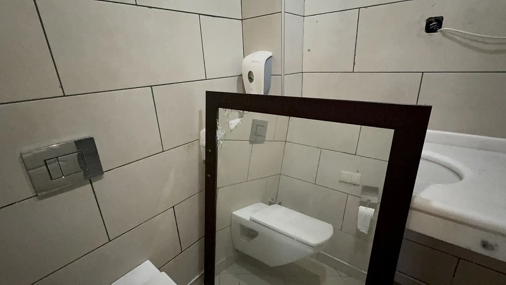 Cumhurbaşkanı Erdoğan'ın kaldığı otelde 15 Temmuz'un izleri ilk günkü gibi duruyor