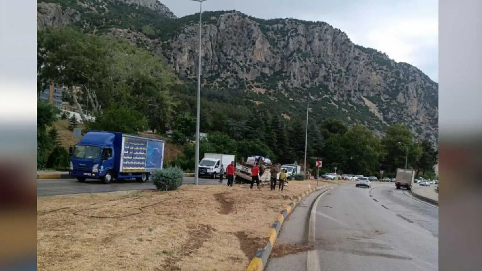 Yağmur nedeniyle kayganlaşan yolda minibüs devrildi: 1'i ağır 9 kişi yaralandı