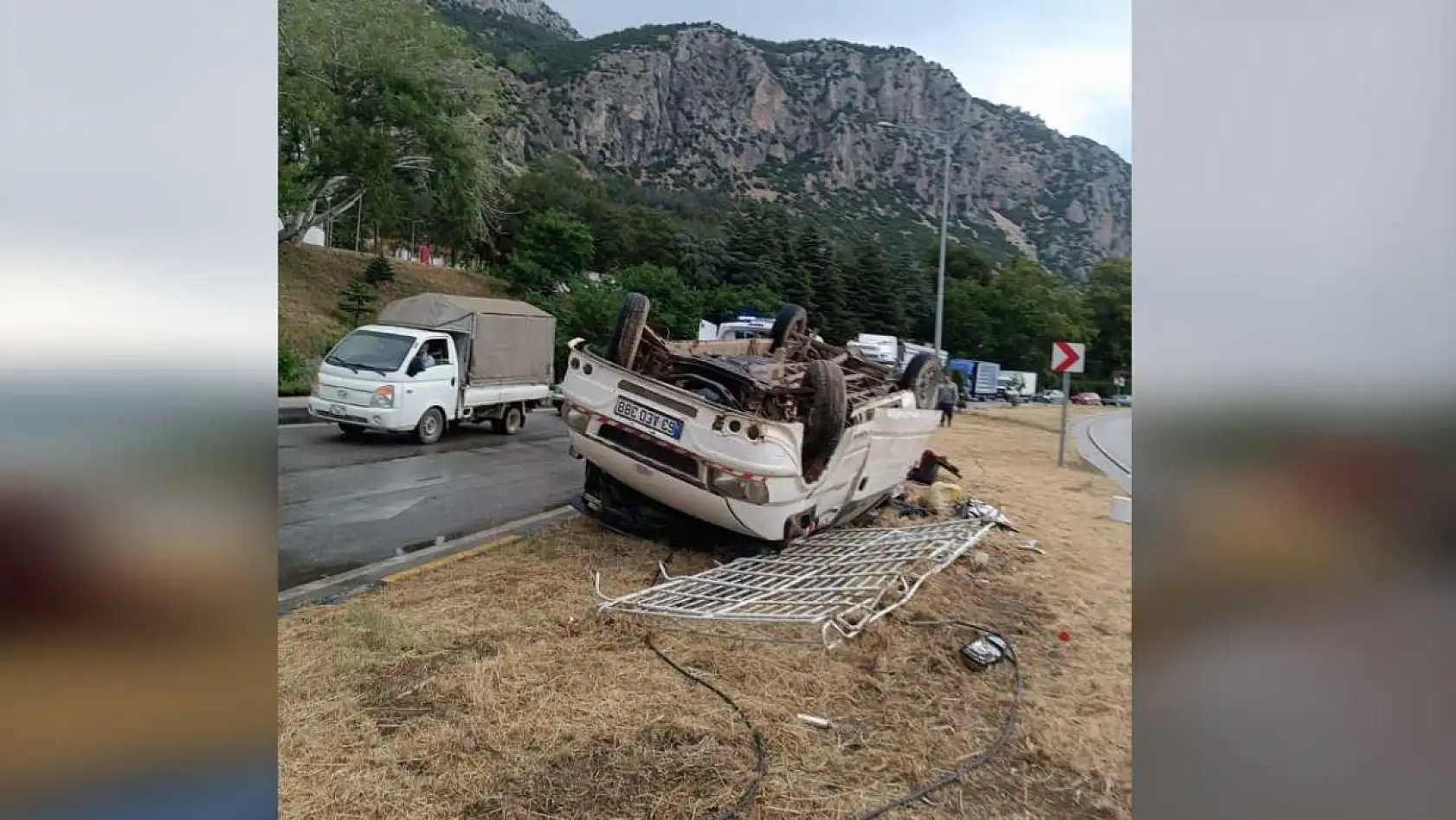 Yağmur nedeniyle kayganlaşan yolda minibüs devrildi: 1'i ağır 9 kişi yaralandı