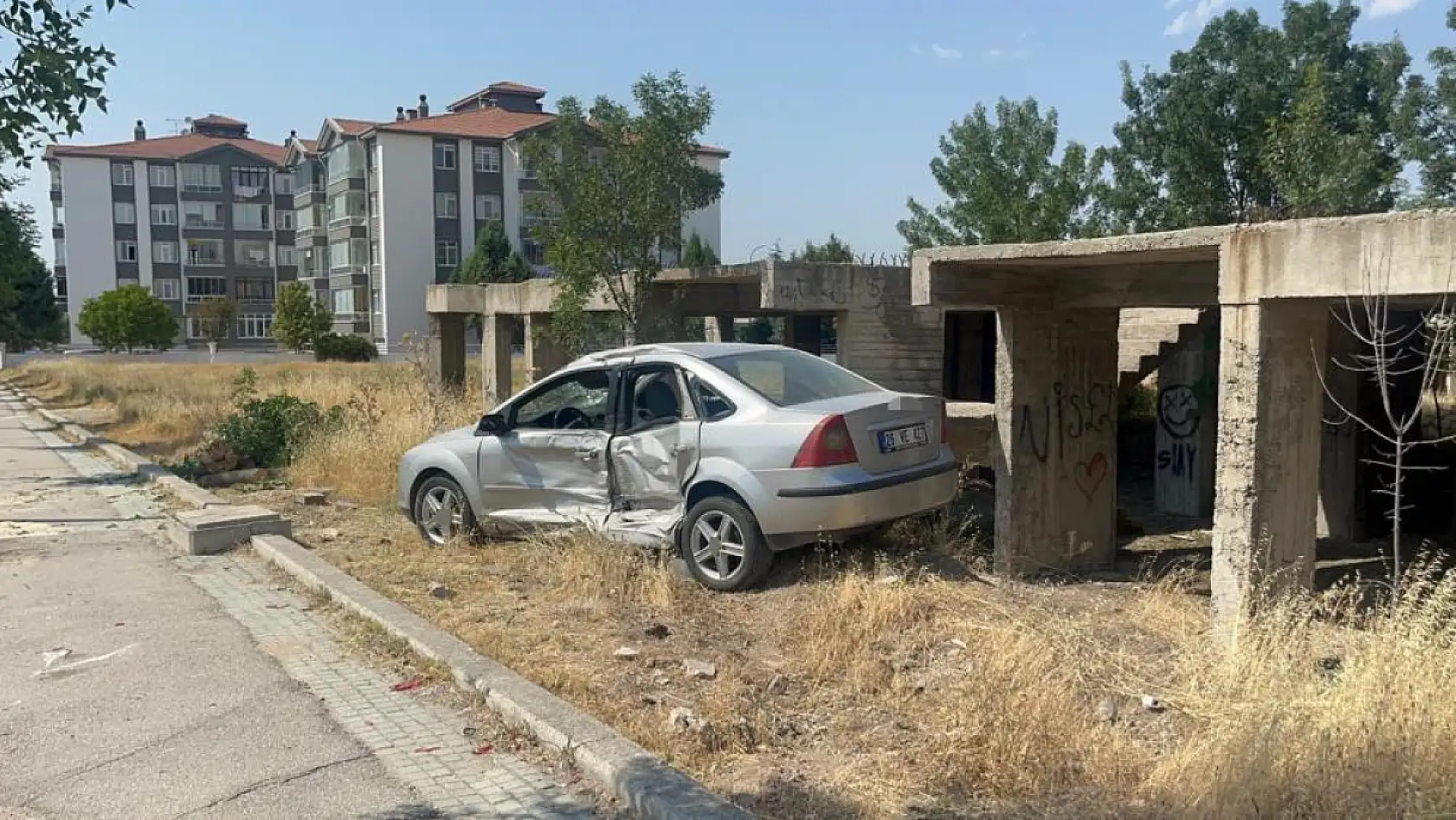 Kazayı inceleyen polisin aracına kontrolden çıkan otomobil çarptı: 1'i polis 3 yaralı