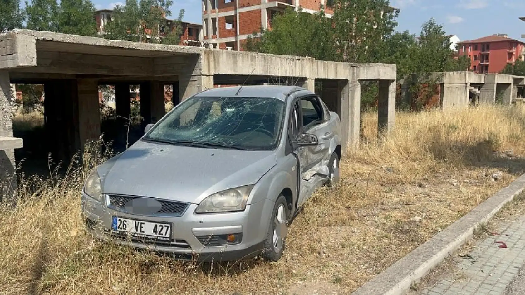 Kazayı inceleyen polisin aracına kontrolden çıkan otomobil çarptı: 1'i polis 3 yaralı