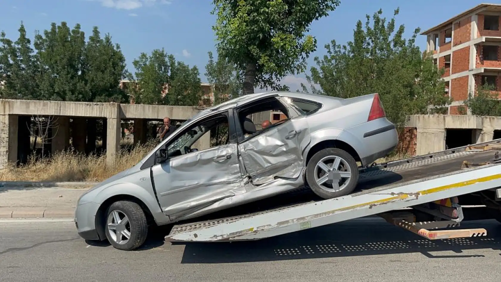 Kazayı inceleyen polisin aracına kontrolden çıkan otomobil çarptı: 1'i polis 3 yaralı