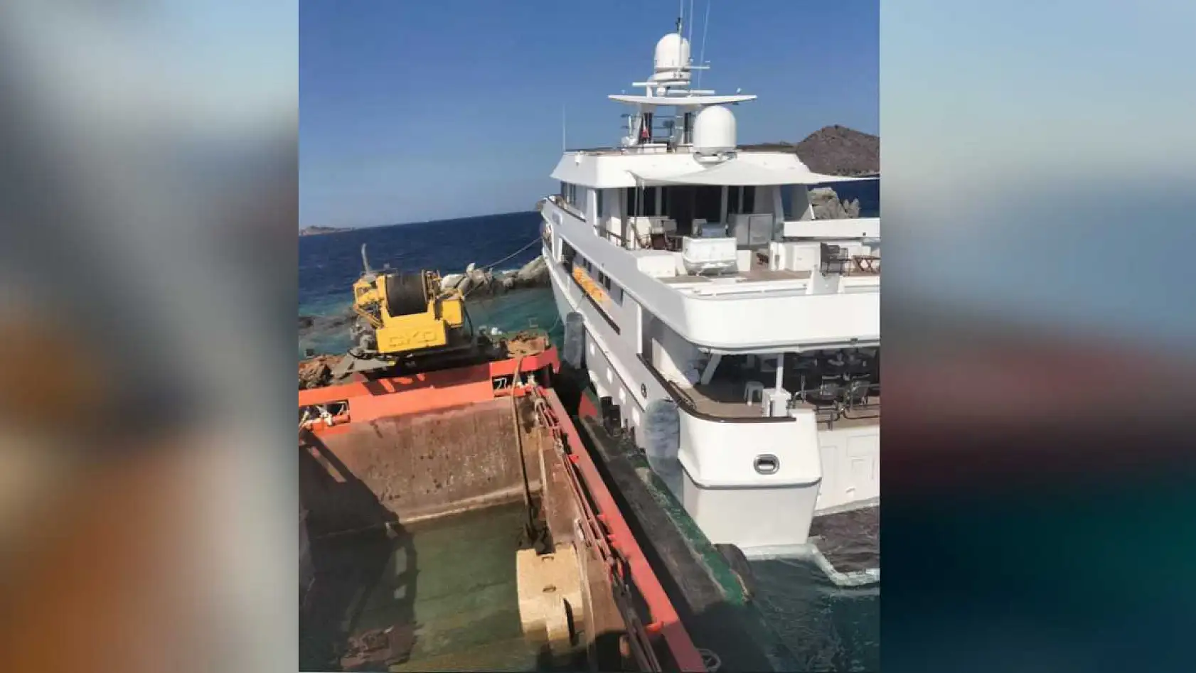 Bodrum'da 39 Metrelik Motoryat Kayalıklara Çarptı, Kurtarma Çalışmaları Devam Ediyor