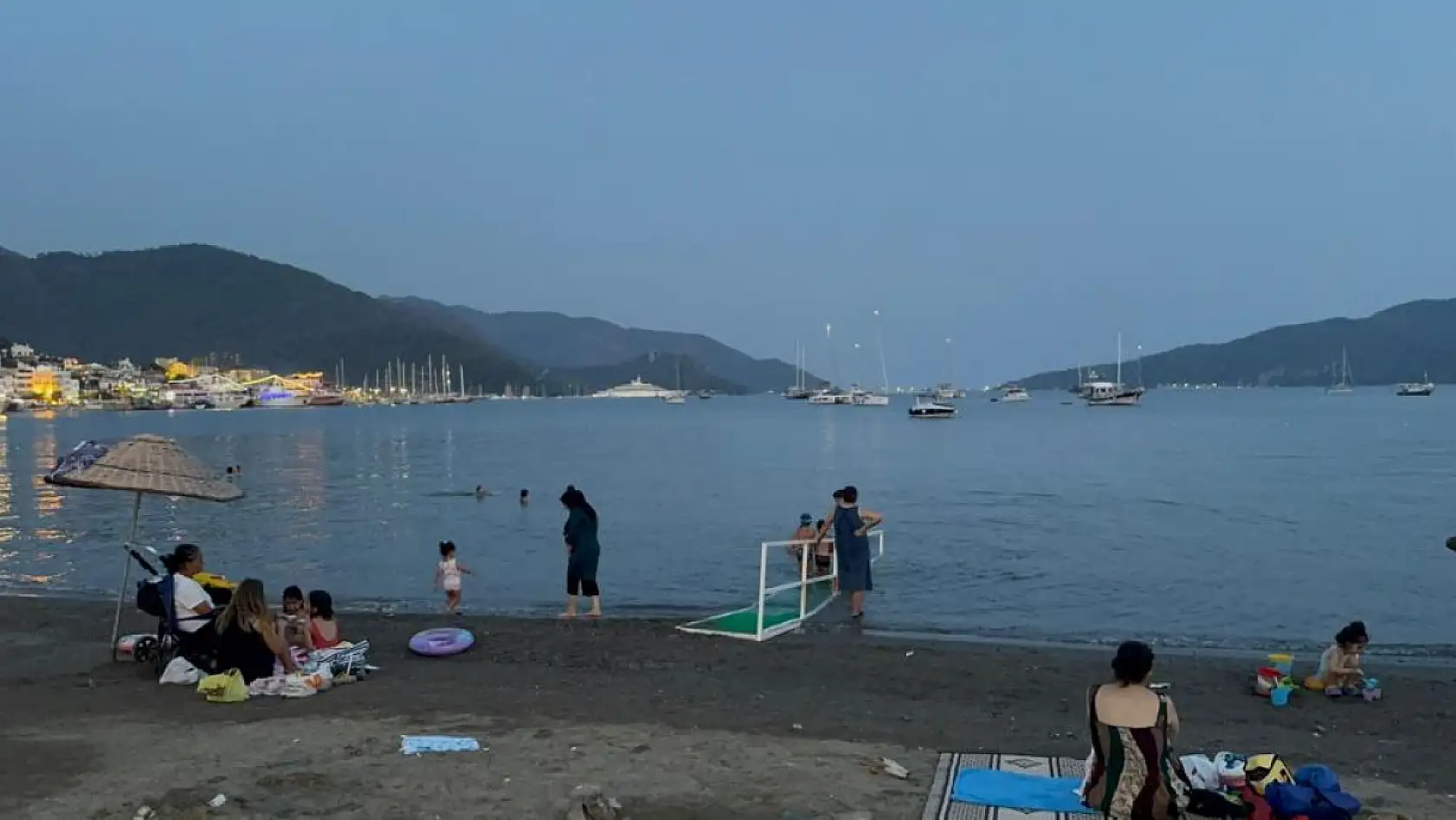 Marmaris'te sıcak hava nedeniyle tatilciler gece denize giriyor