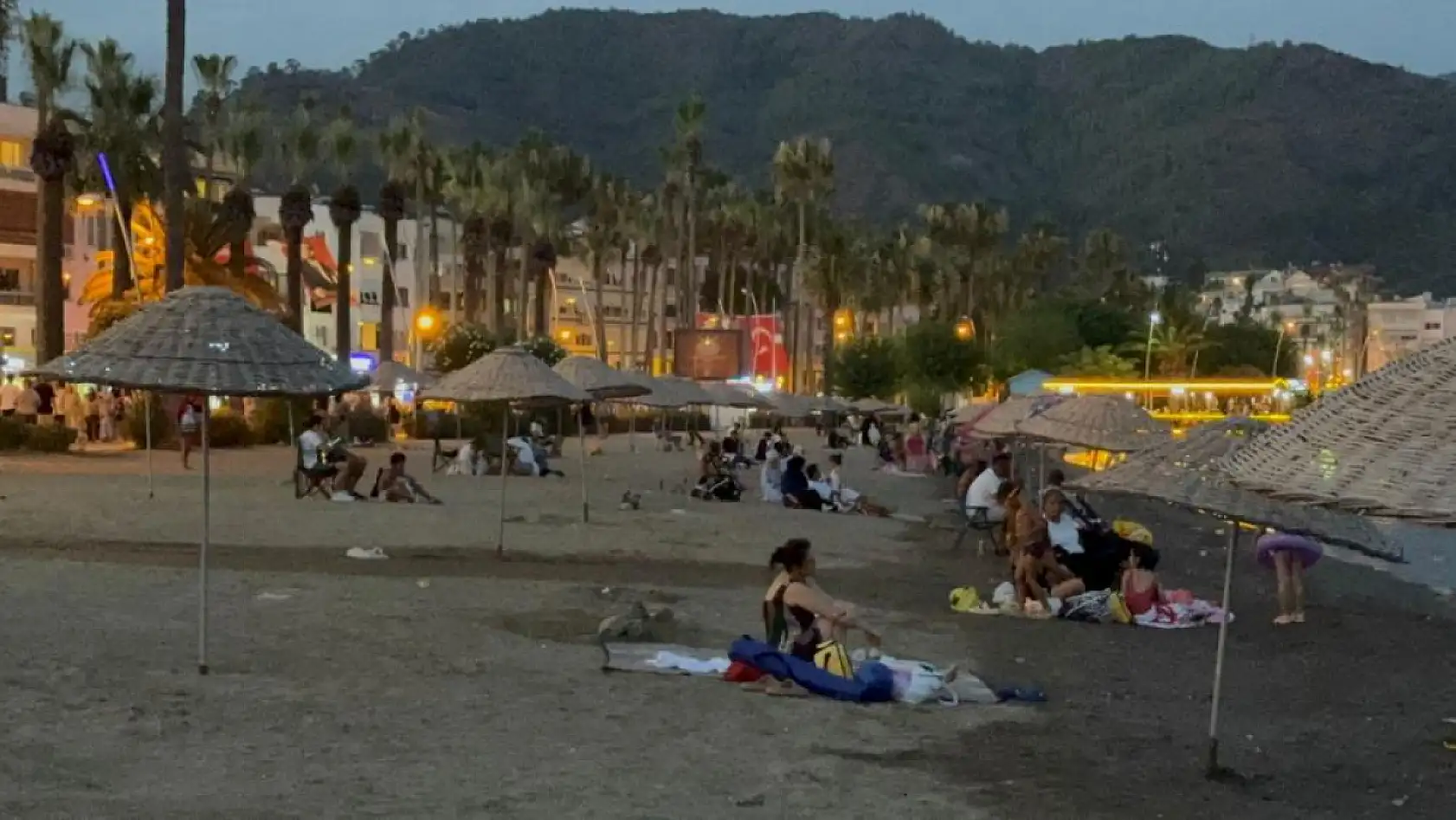 Marmaris'te sıcak hava nedeniyle tatilciler gece denize giriyor