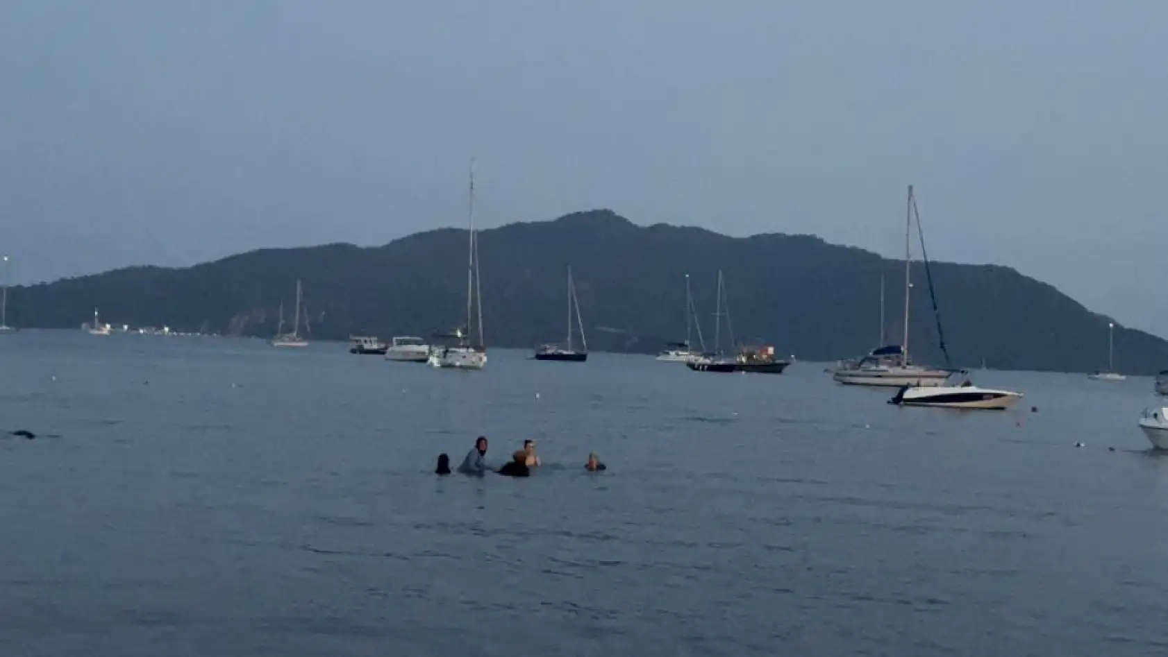 Marmaris'te sıcak hava nedeniyle tatilciler gece denize giriyor