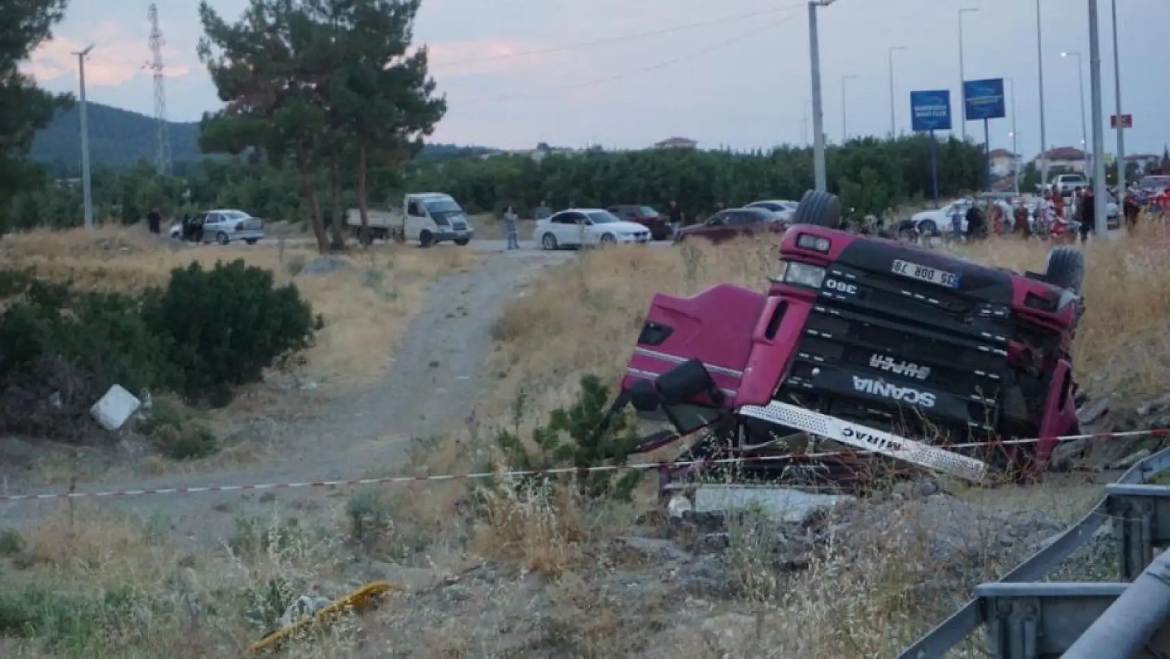 Domates yüklü kamyon şarampole devrildi: Sürücü hayatını kaybetti