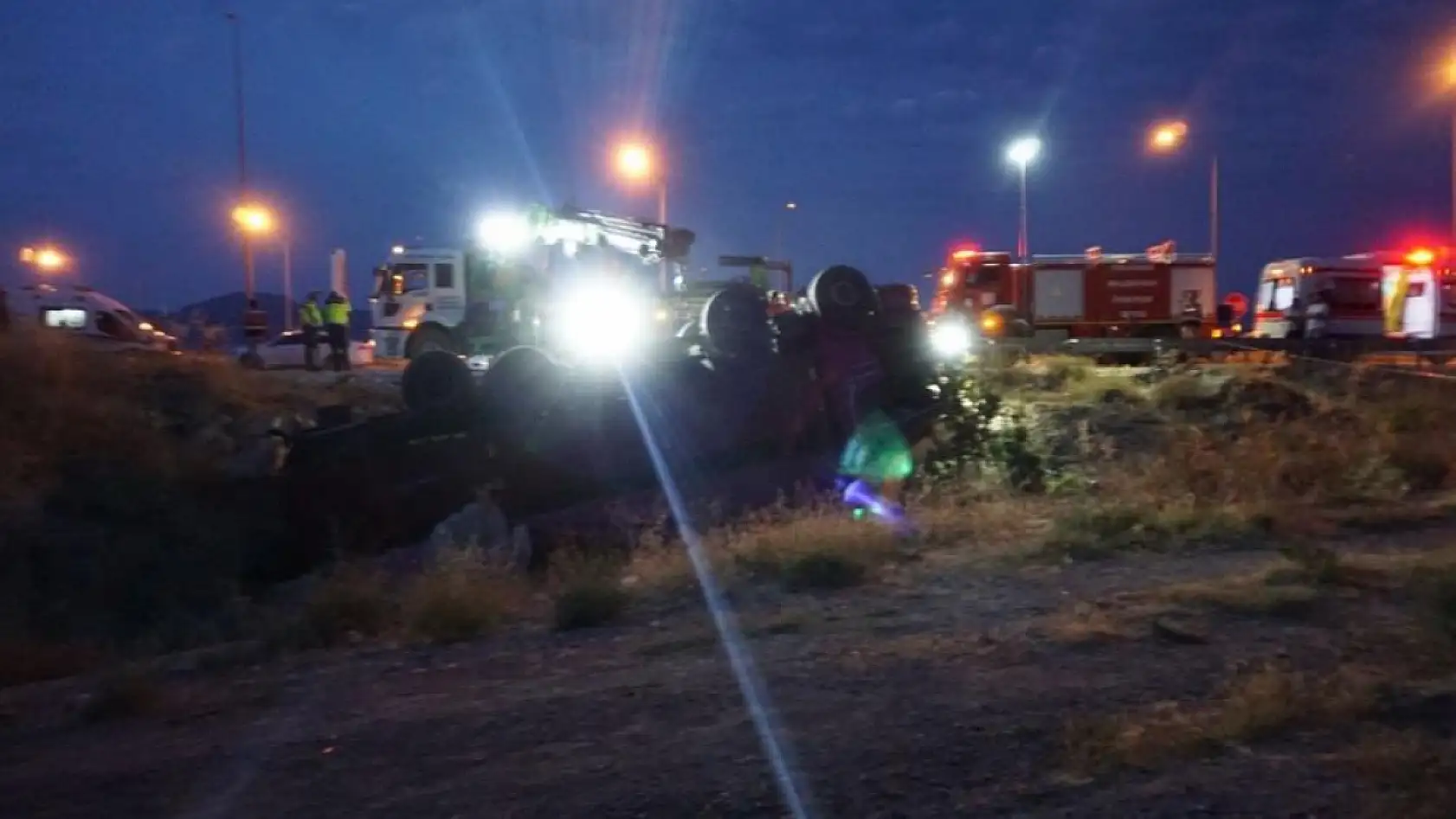 Domates yüklü kamyon şarampole devrildi: Sürücü hayatını kaybetti