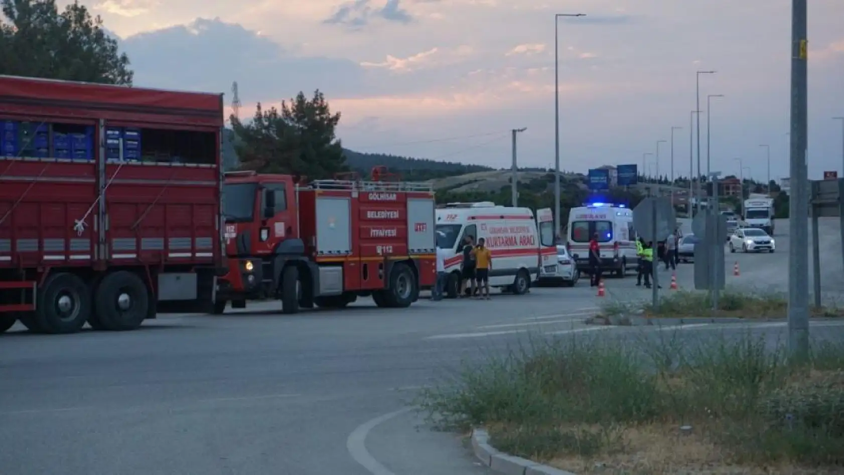 Domates yüklü kamyon şarampole devrildi: Sürücü hayatını kaybetti