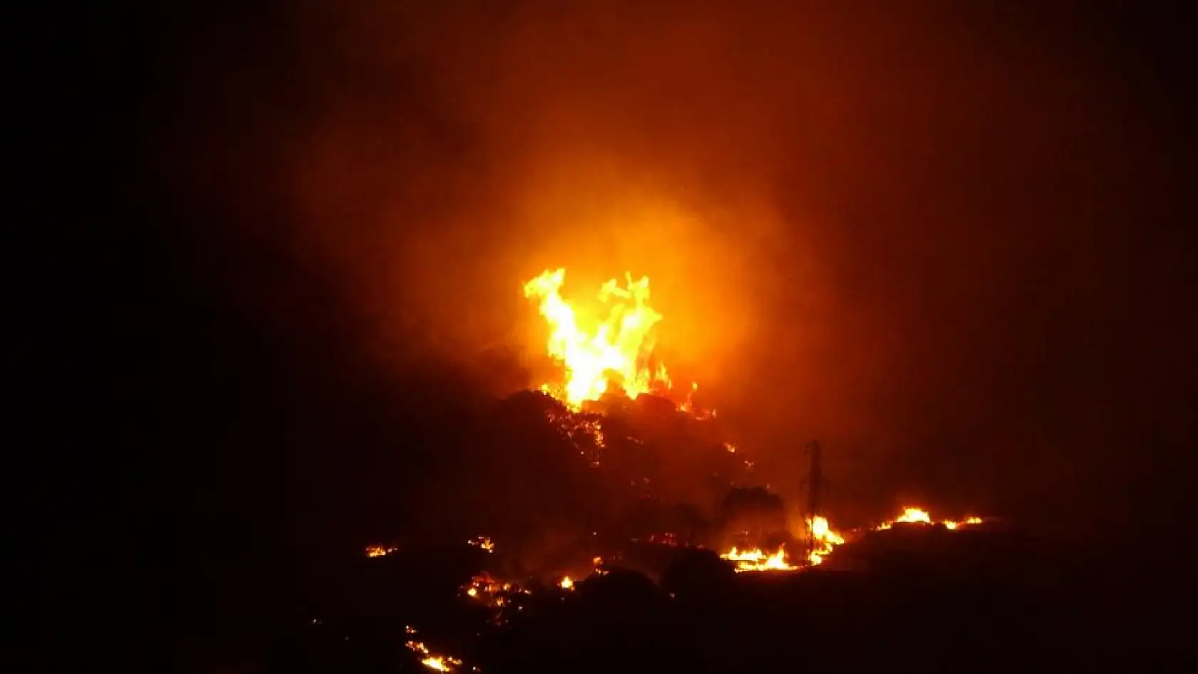 Çanakkale'deki orman yangını devam ediyor: 4 köy tahliye edildi